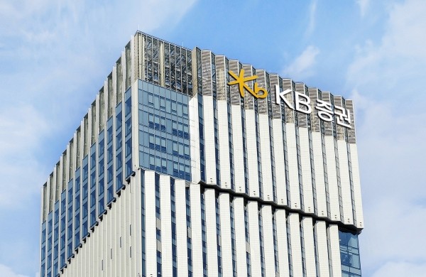 'IPO 명가' KB증권의 말 못할 고민...아이티켐·명인제약 후유증 지속 - 뉴스 썸네일 이미지
